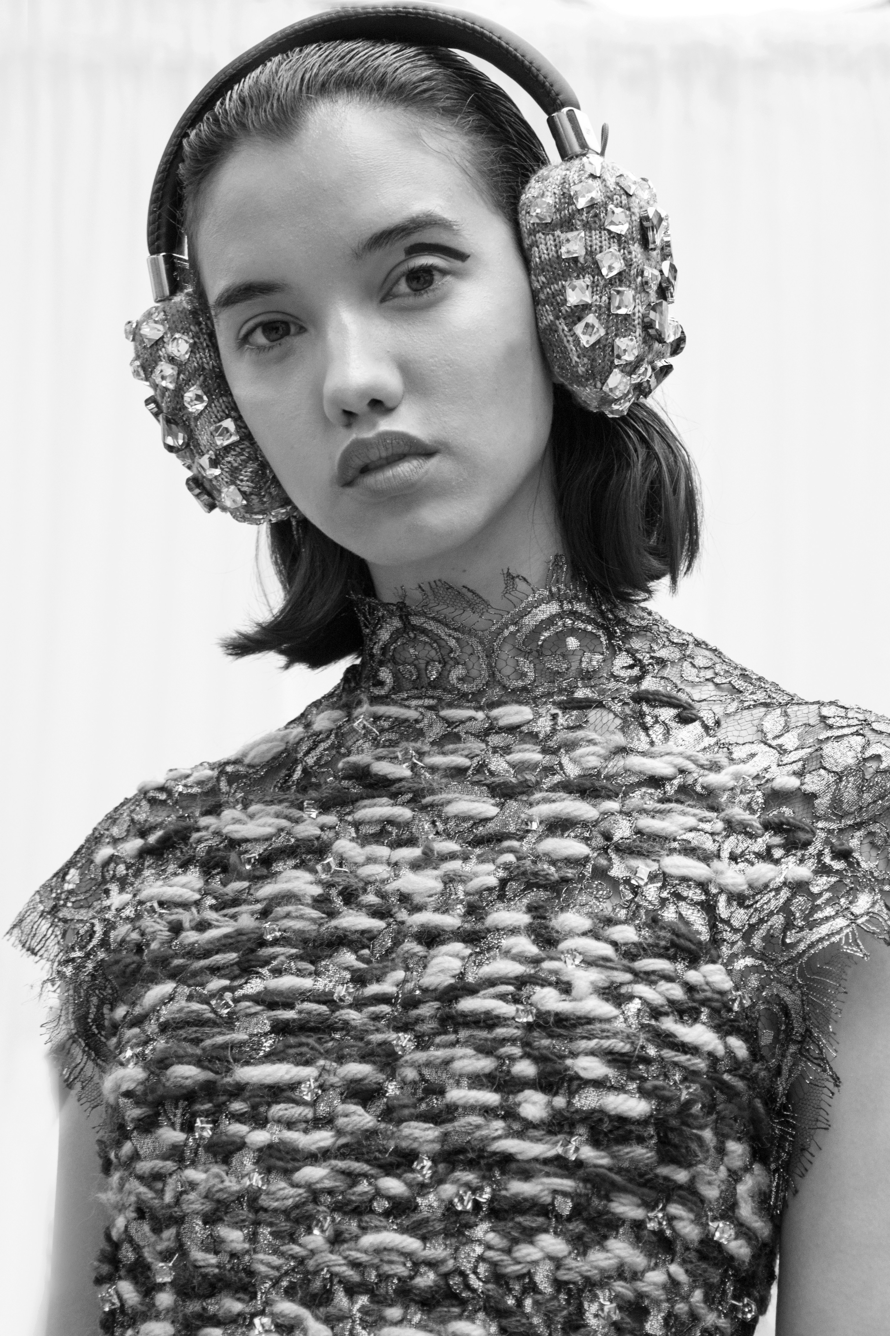 femme en robe fleurie noire et blanche