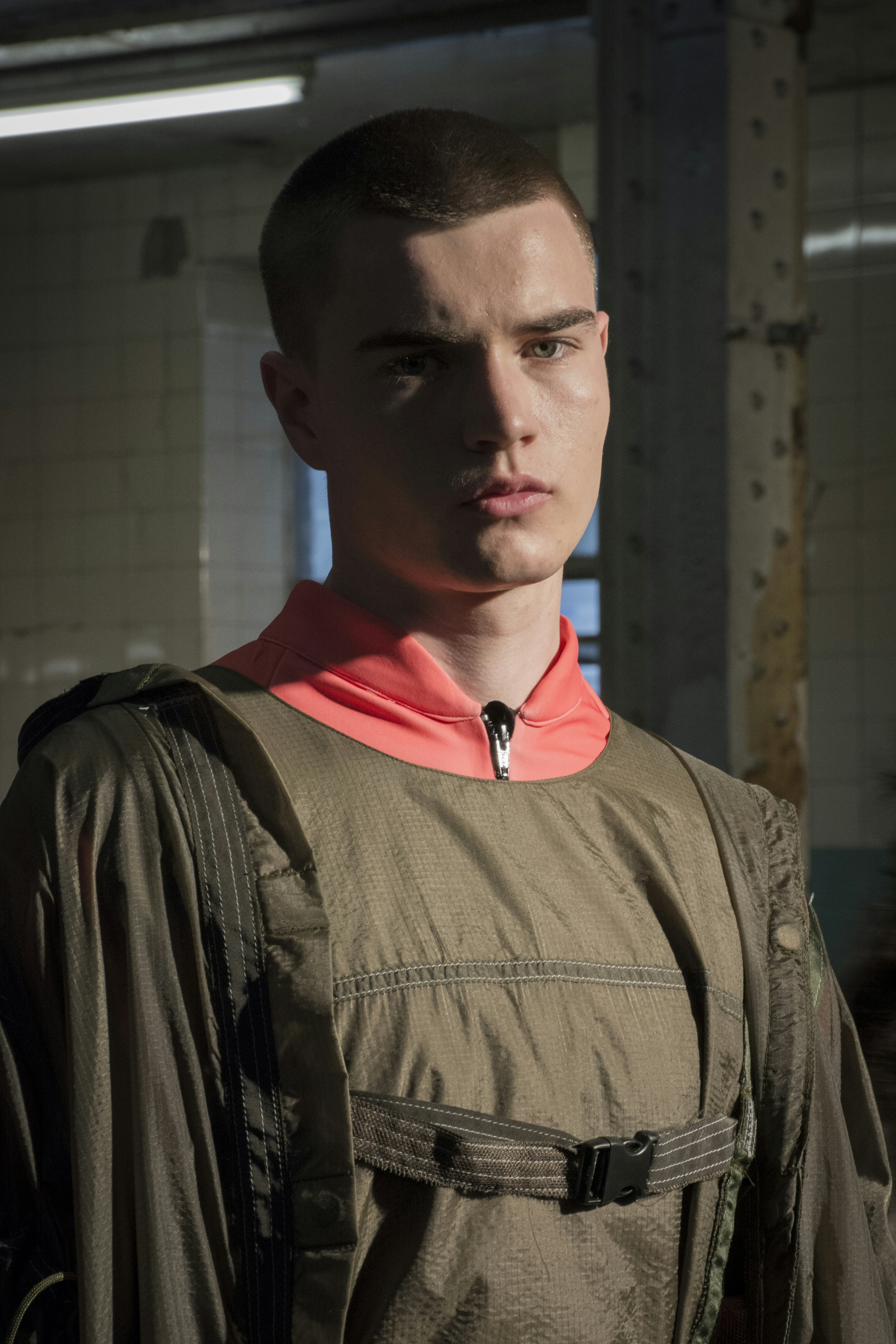 homme en veste zippée noire et marron