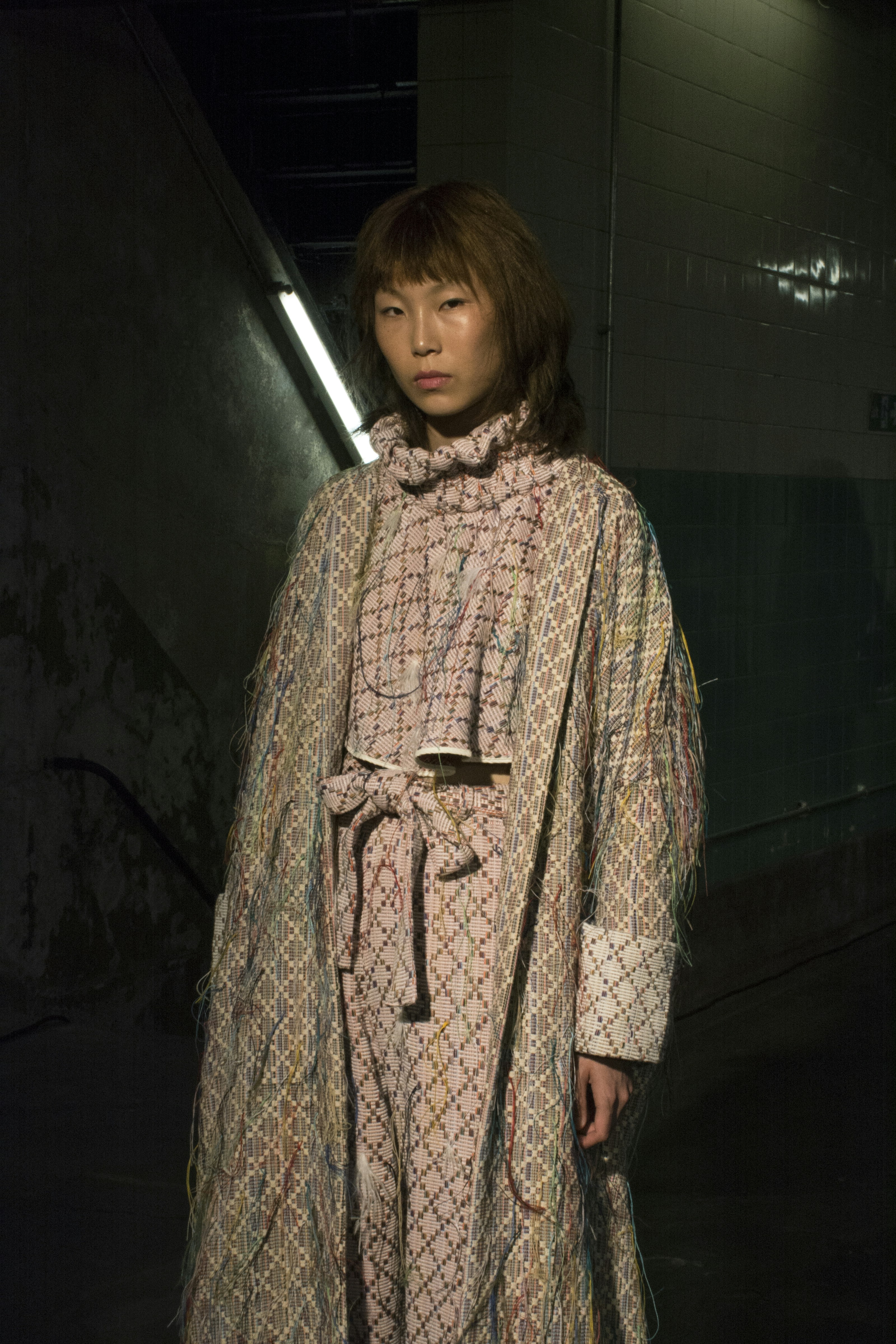 Fille en chemise à manches longues blanche et noire