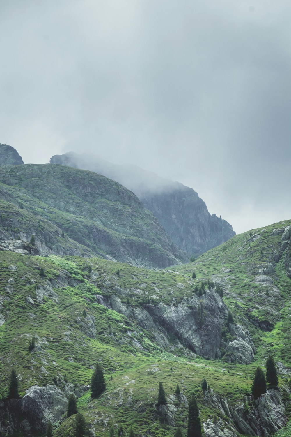 montanha verde e cinza sob nuvens brancas