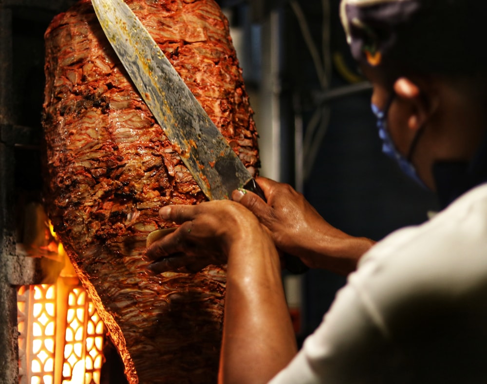 persona que sostiene carne en rodajas durante el día