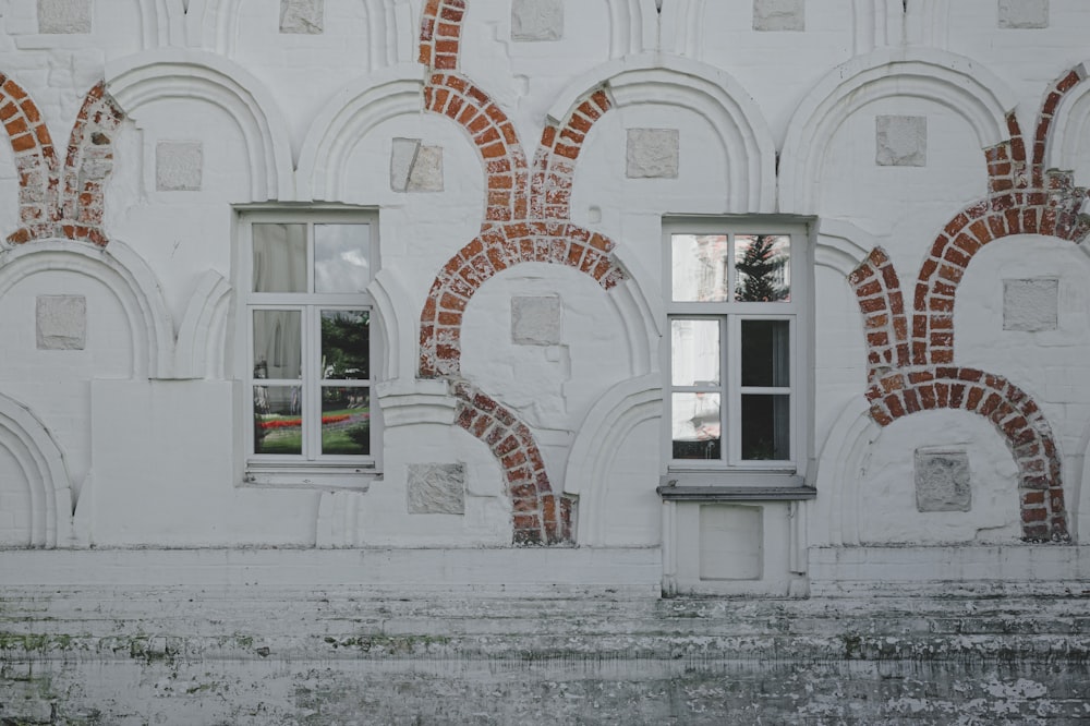 Cadre de fenêtre en bois blanc avec décor en forme de cœur rouge et blanc