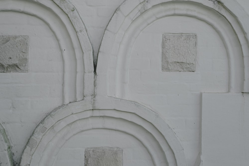 십자가가 있는 흰색 콘크리트 벽