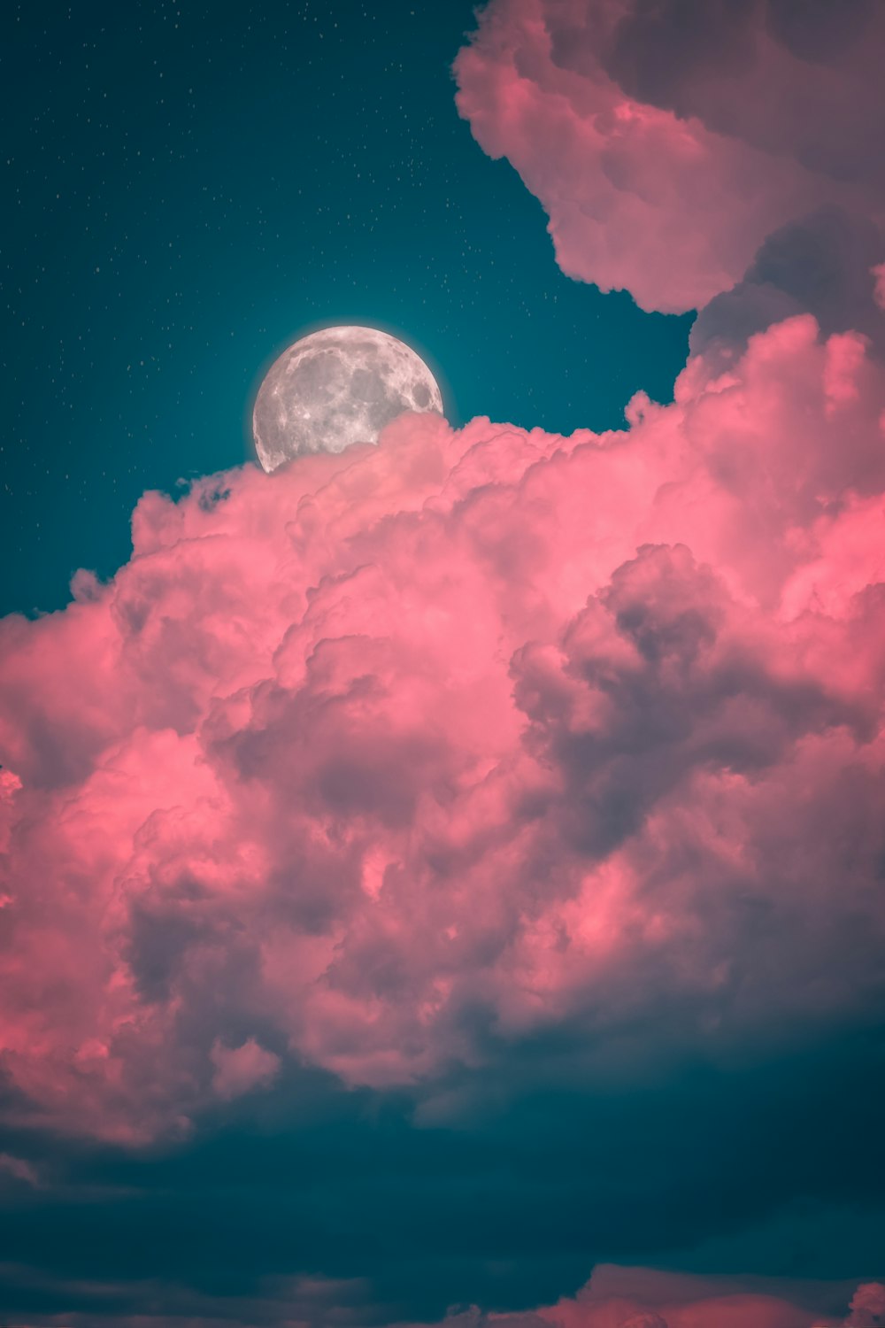 nubes blancas y luna durante la noche