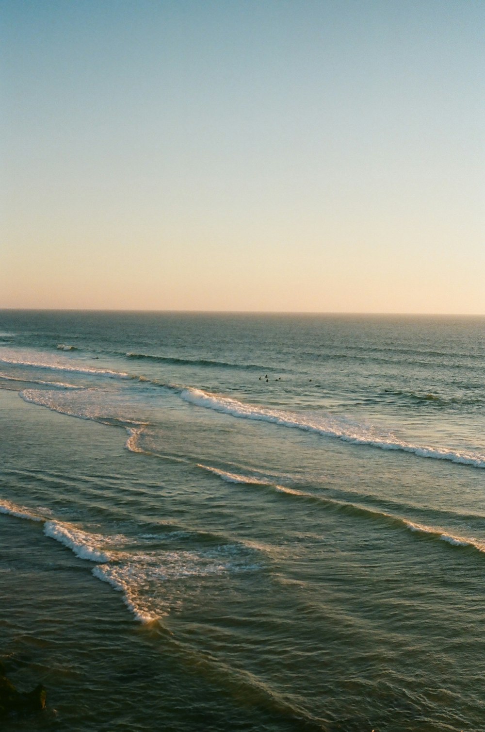 Les vagues de l’océan s’écrasent sur le rivage pendant la journée