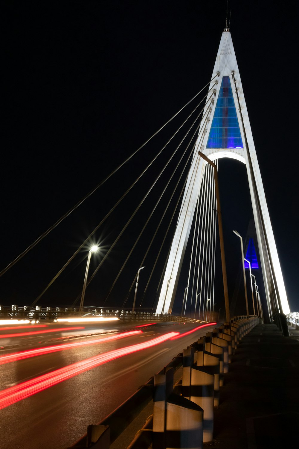 Fotografia Time Lapse di auto sul ponte durante la notte