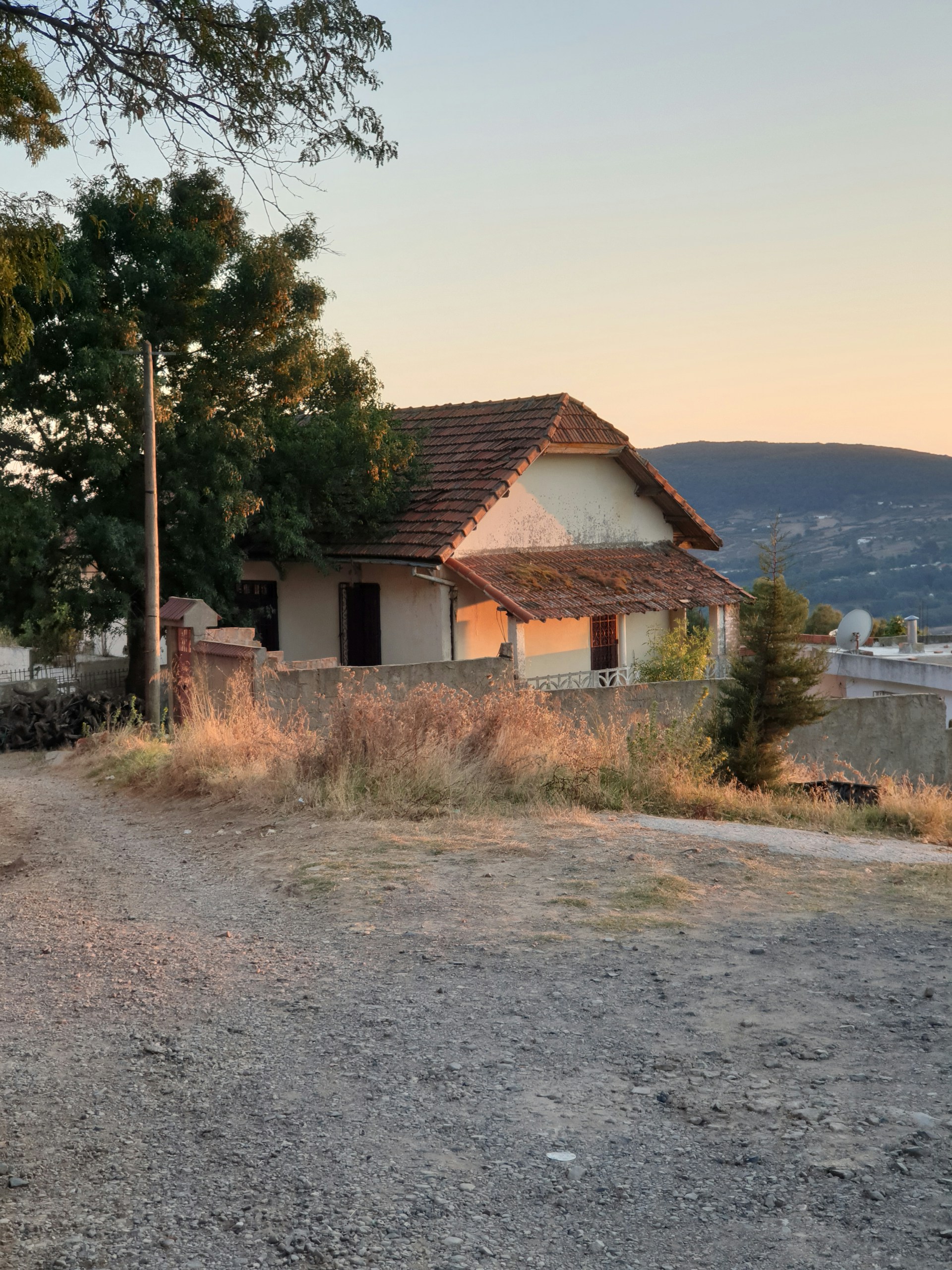 gray computer monitor