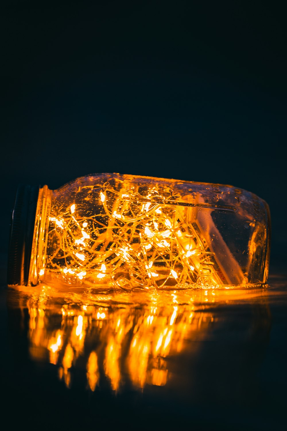 Recipiente de vidrio transparente con luz amarilla