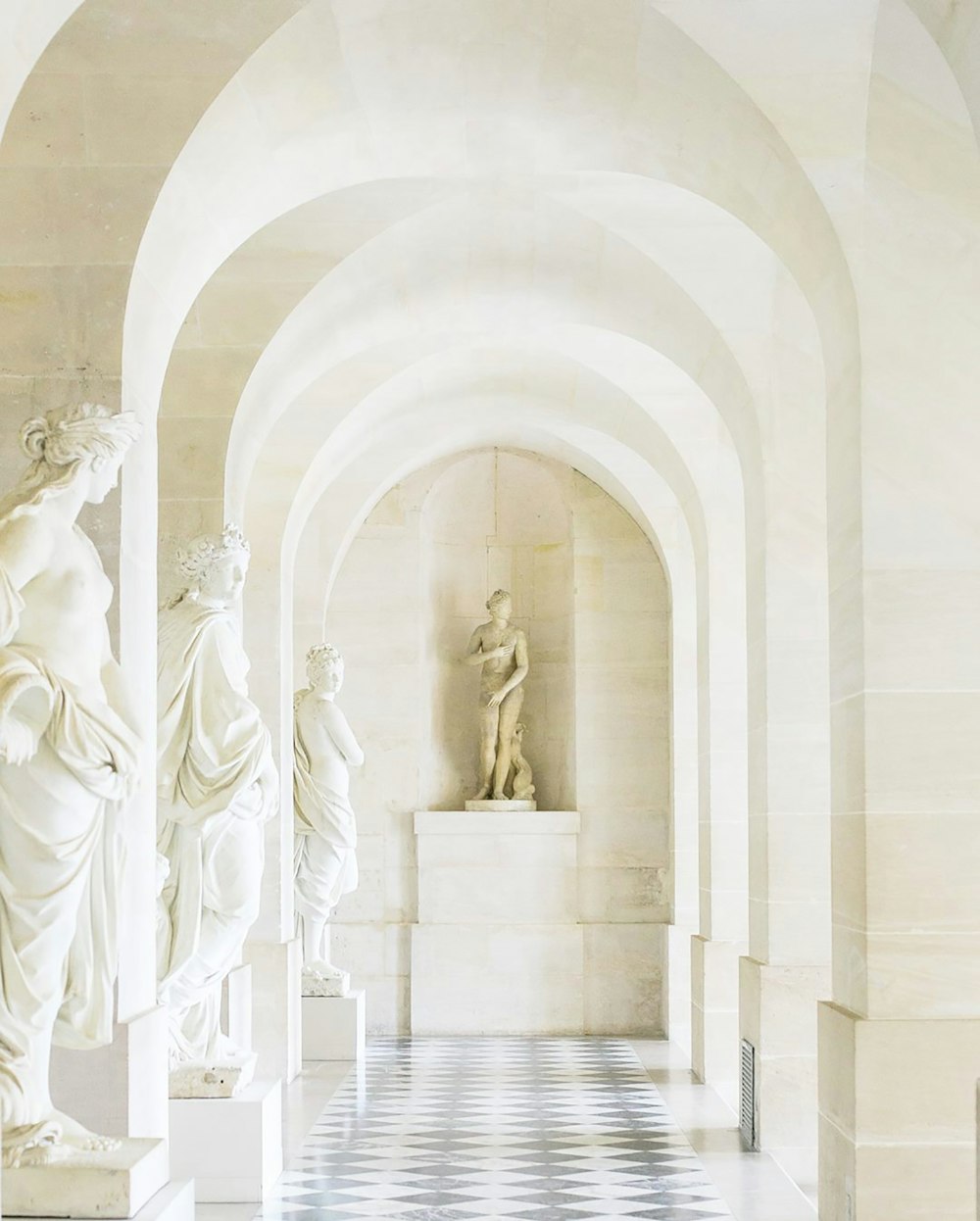 Statua in cemento bianco di un uomo