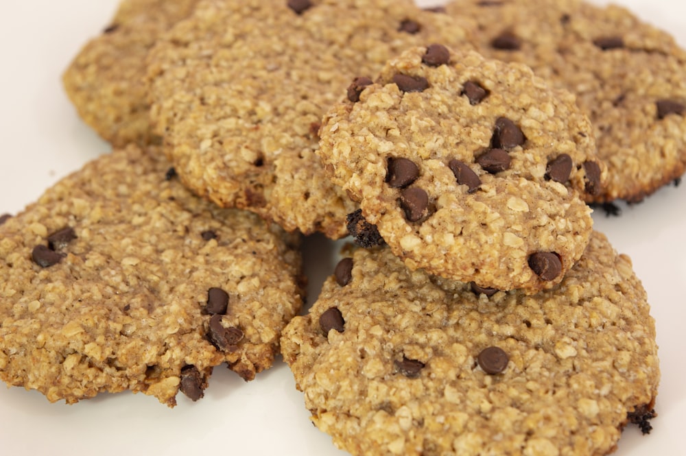 biscoitos marrons na placa cerâmica branca