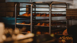 Raft industrial cu produse de patiserie