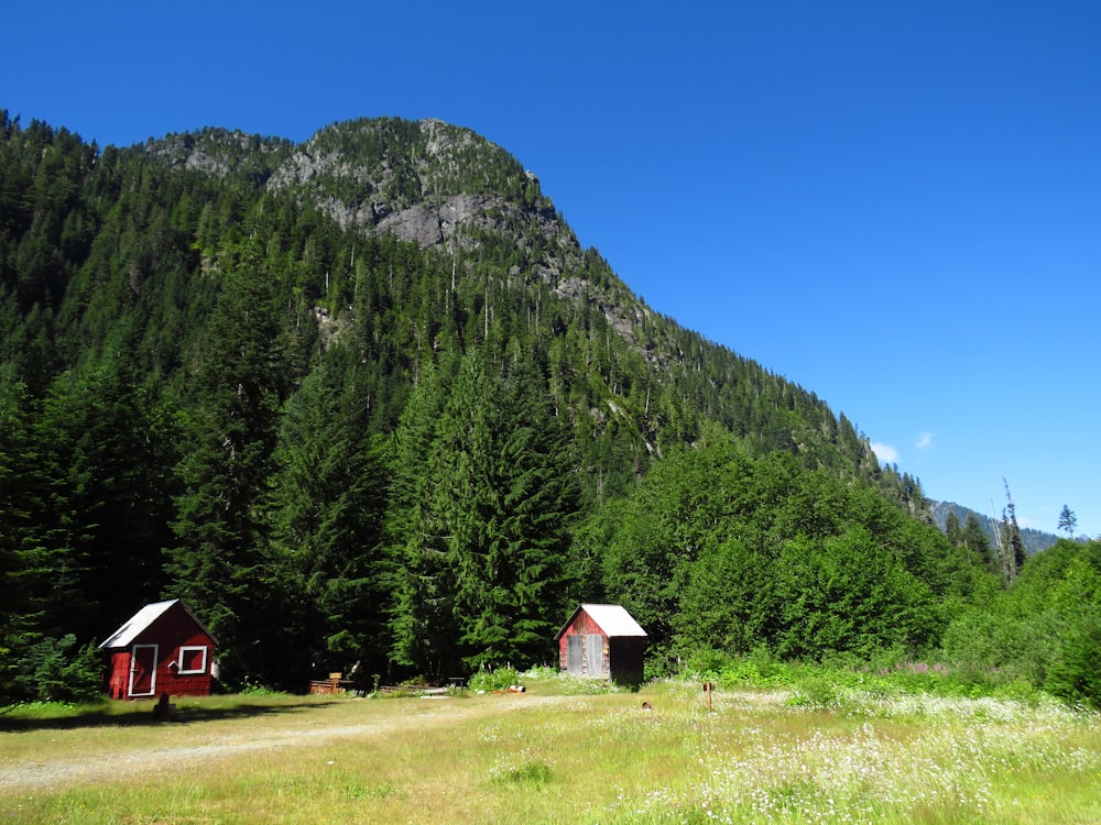 Rotes und weißes Haus in der Nähe von Green Mountain unter blauem Himmel tagsüber