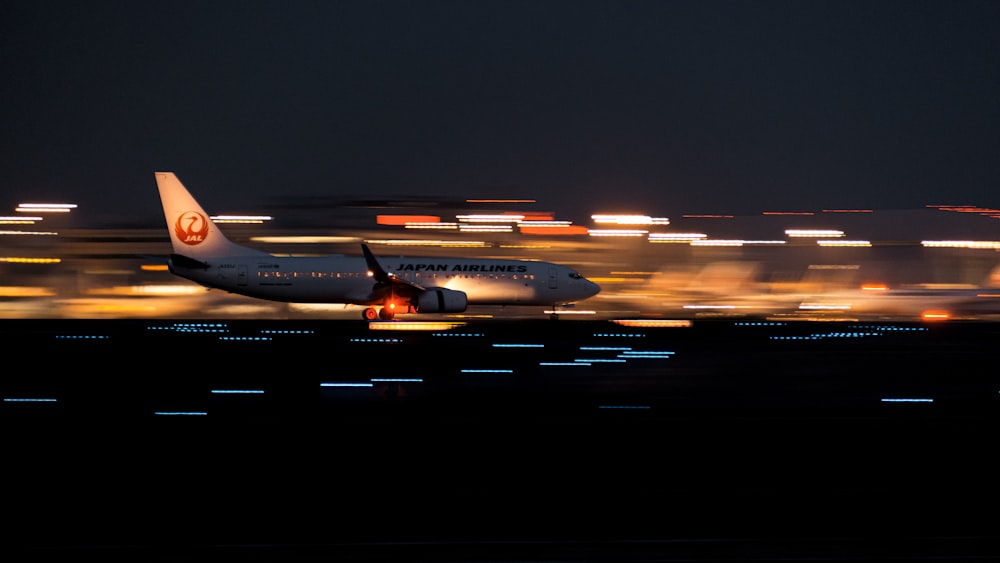 夜間の空港の白い旅客機