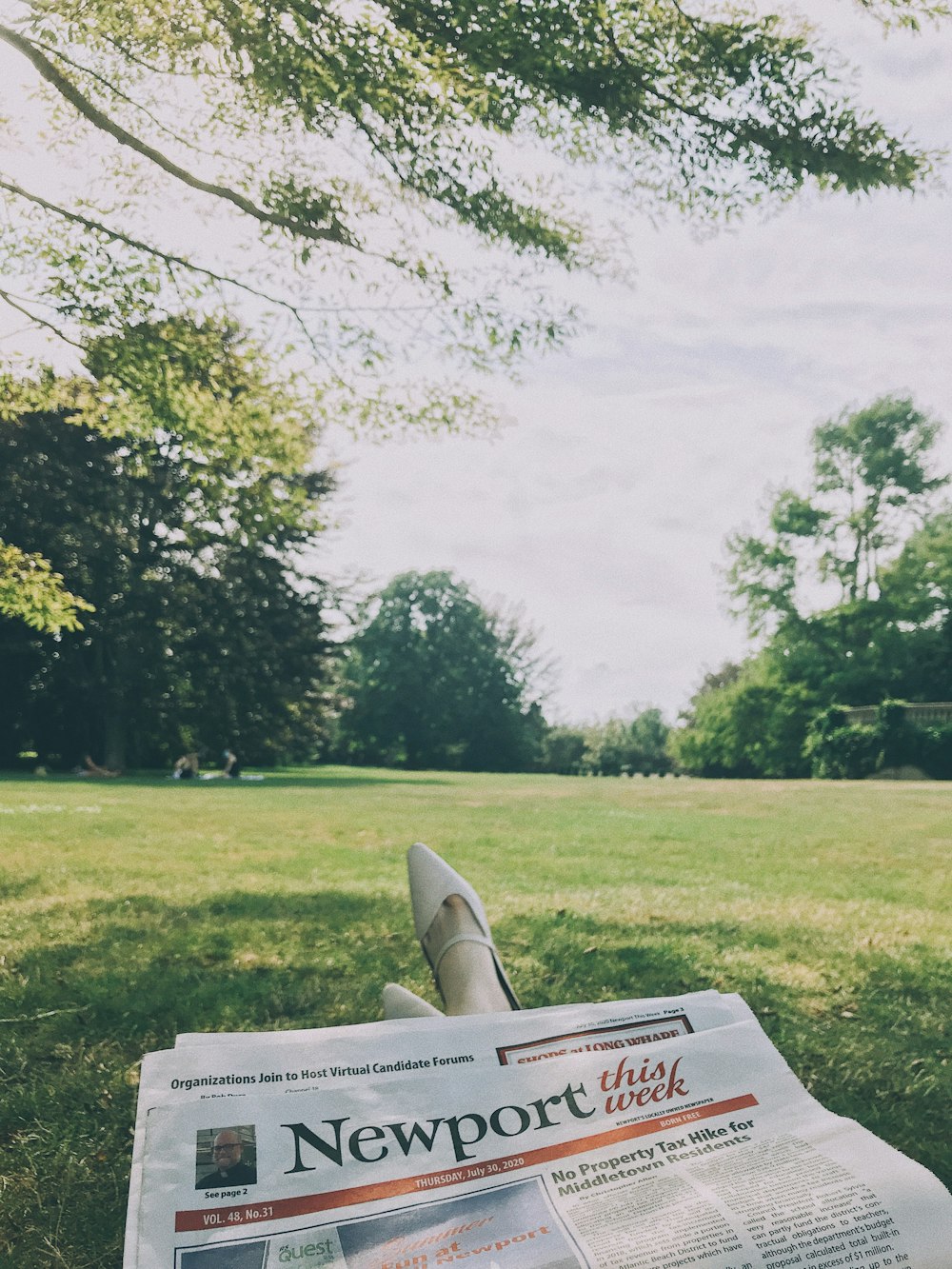 avion blanc et noir sur un champ d’herbe verte pendant la journée