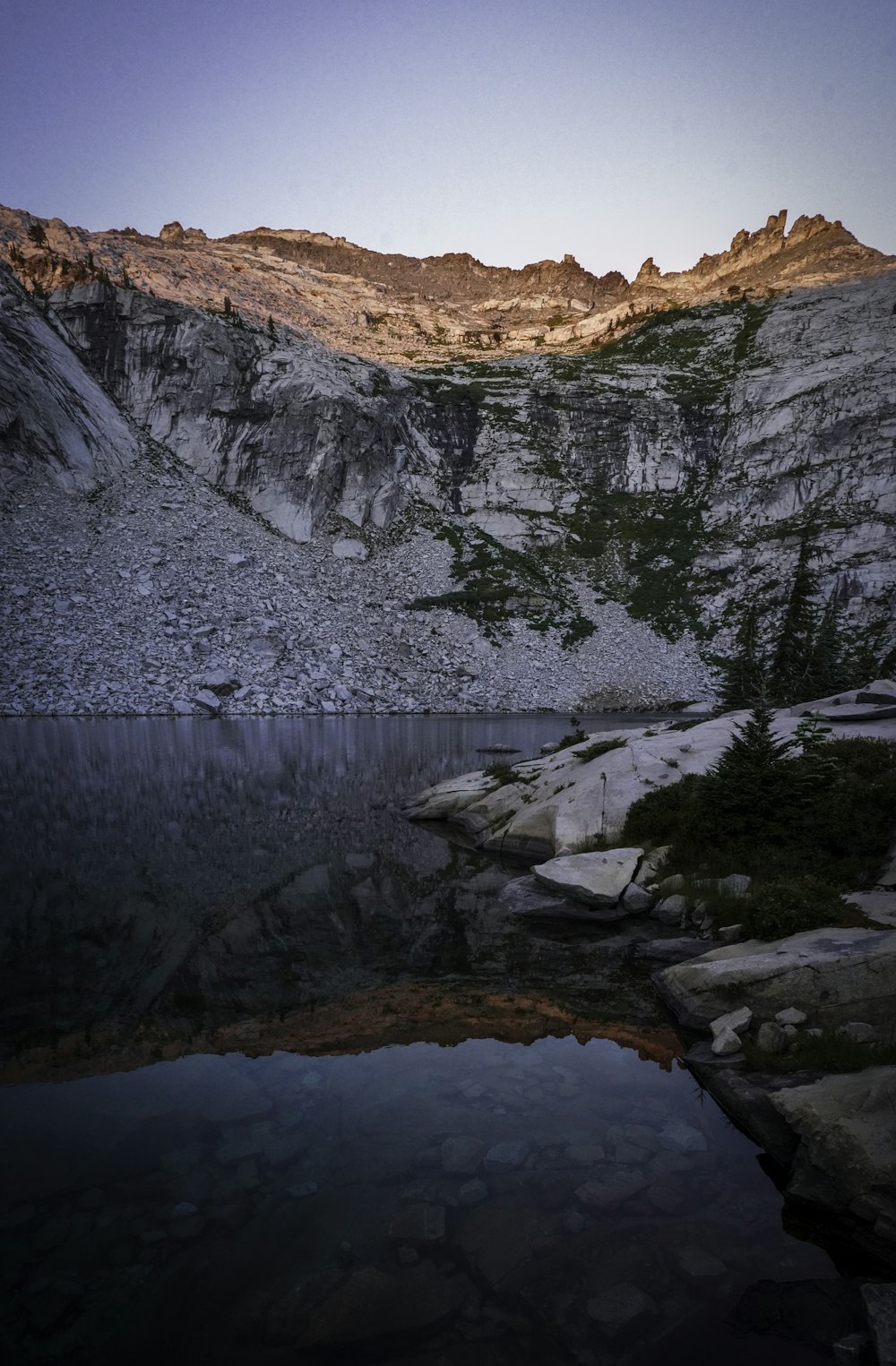 Lago vicino agli alberi e alla montagna