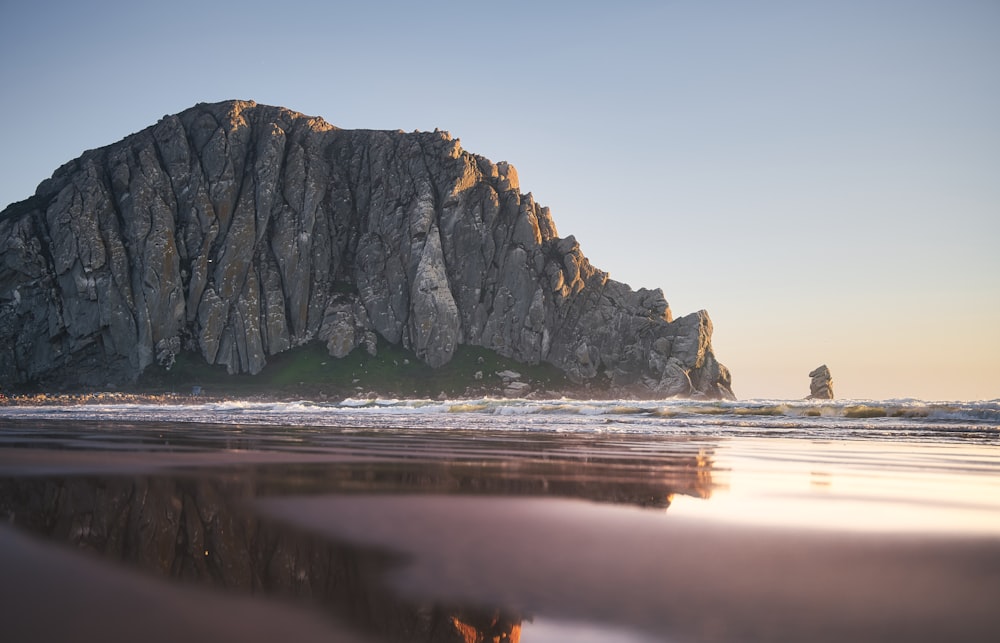 Formation rocheuse brune et verte sur le rivage de la mer pendant la journée