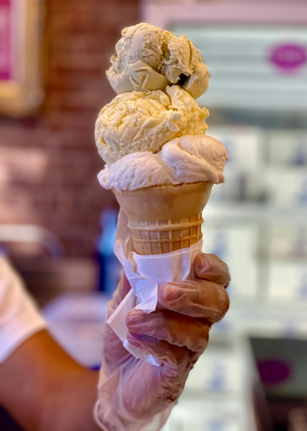 helado en cono con cono de helado