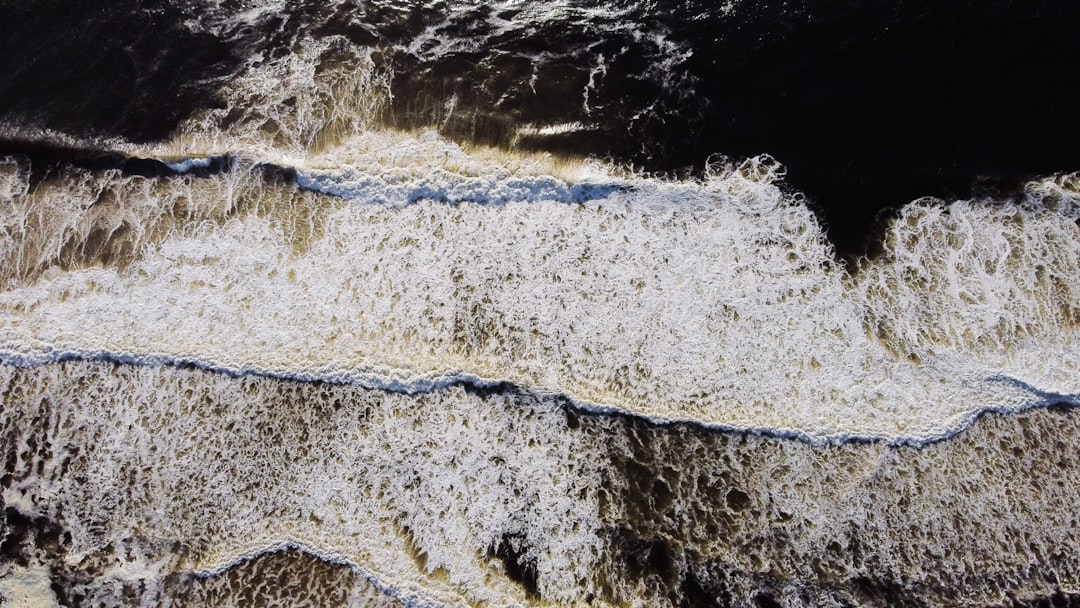 ocean waves crashing on shore during daytime