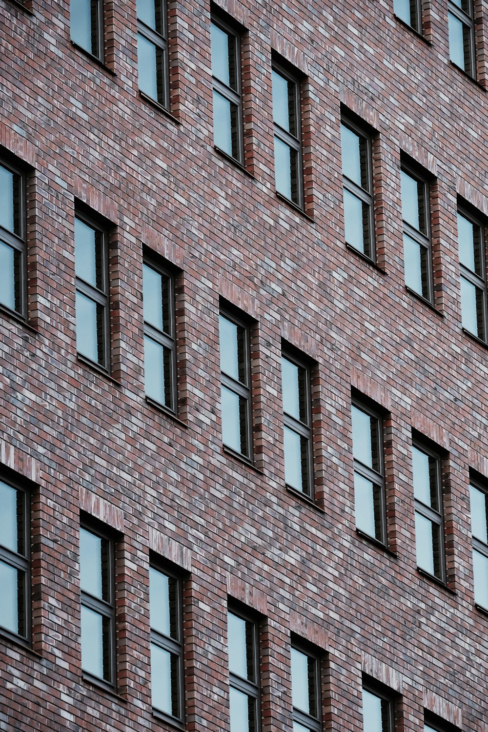 Bâtiment en brique brune pendant la journée