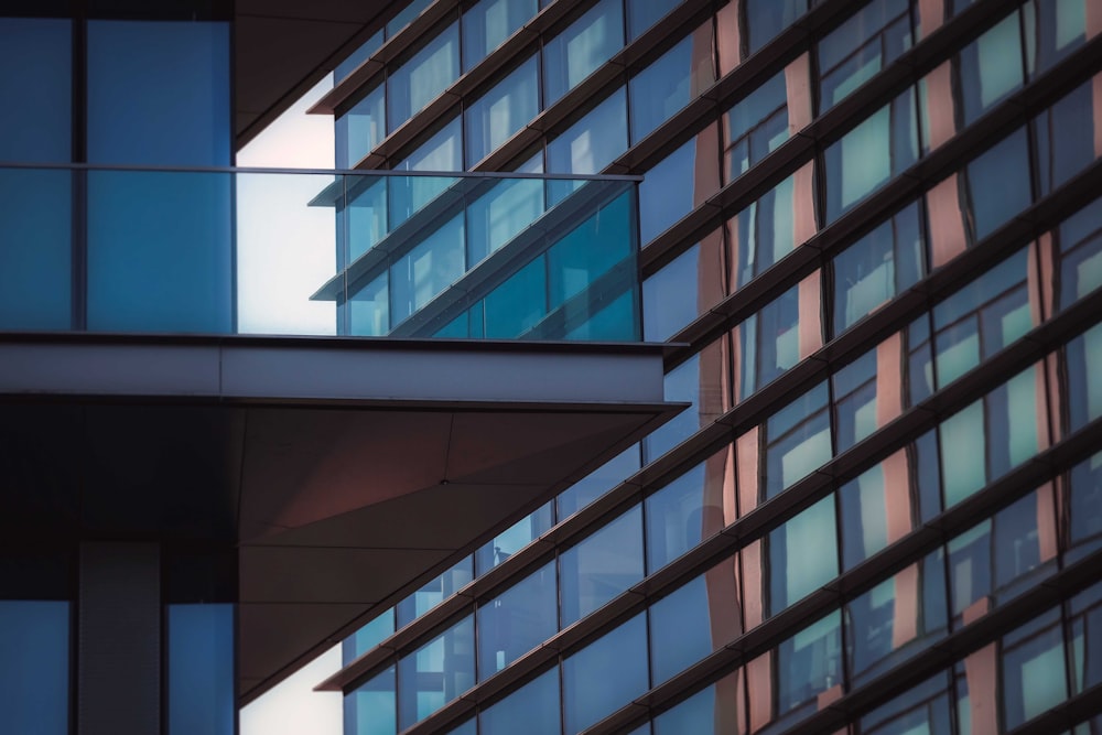 Edificio de hormigón marrón y azul