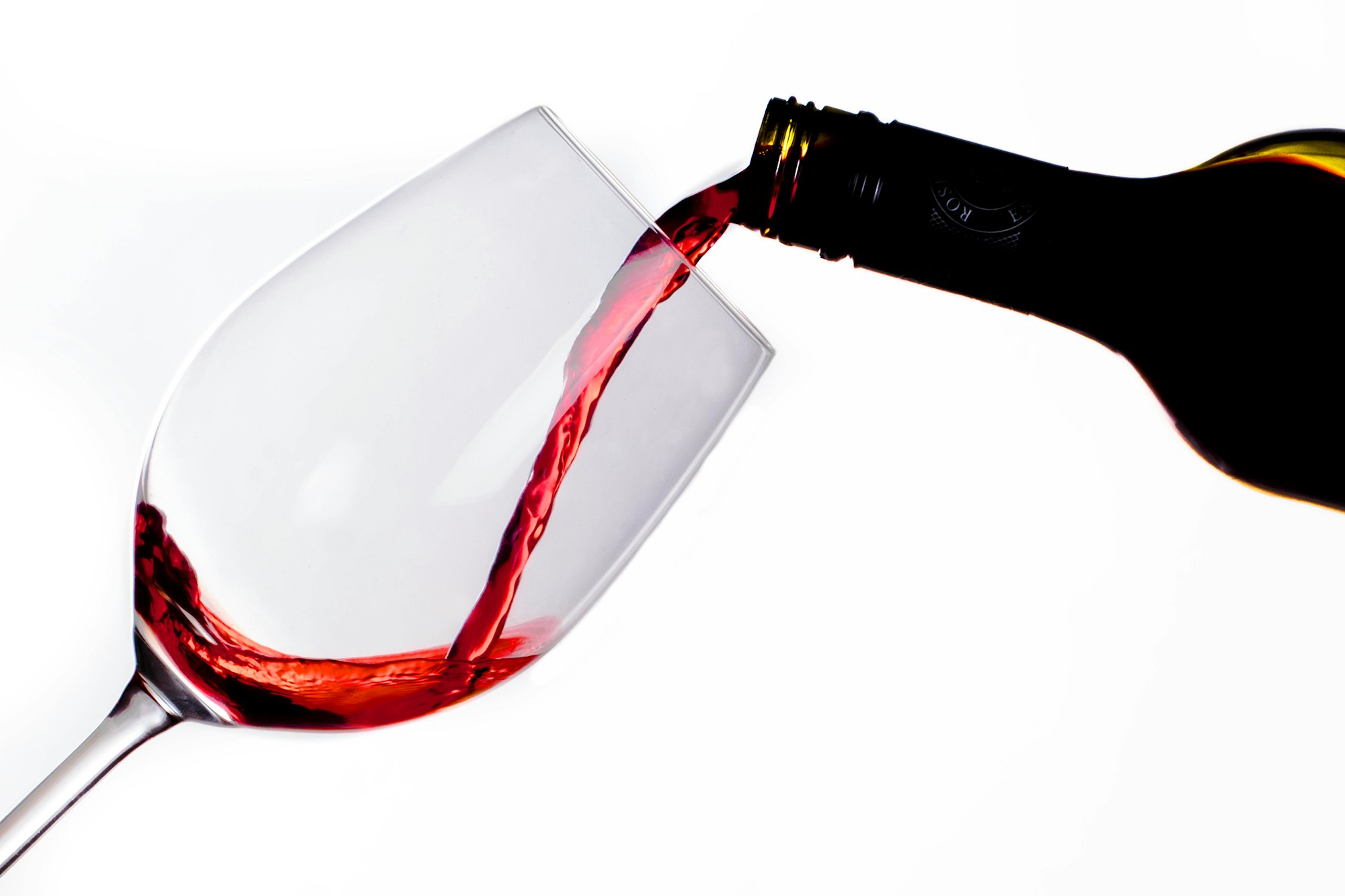 Some people are sensitive to the histamines and sulfites in red wine (by Unsplash)