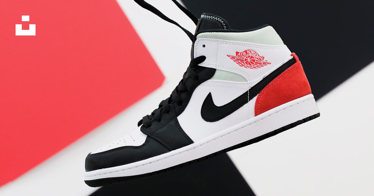 Baskets montantes Nike noires blanches et rouges photo – Image gratuite ...