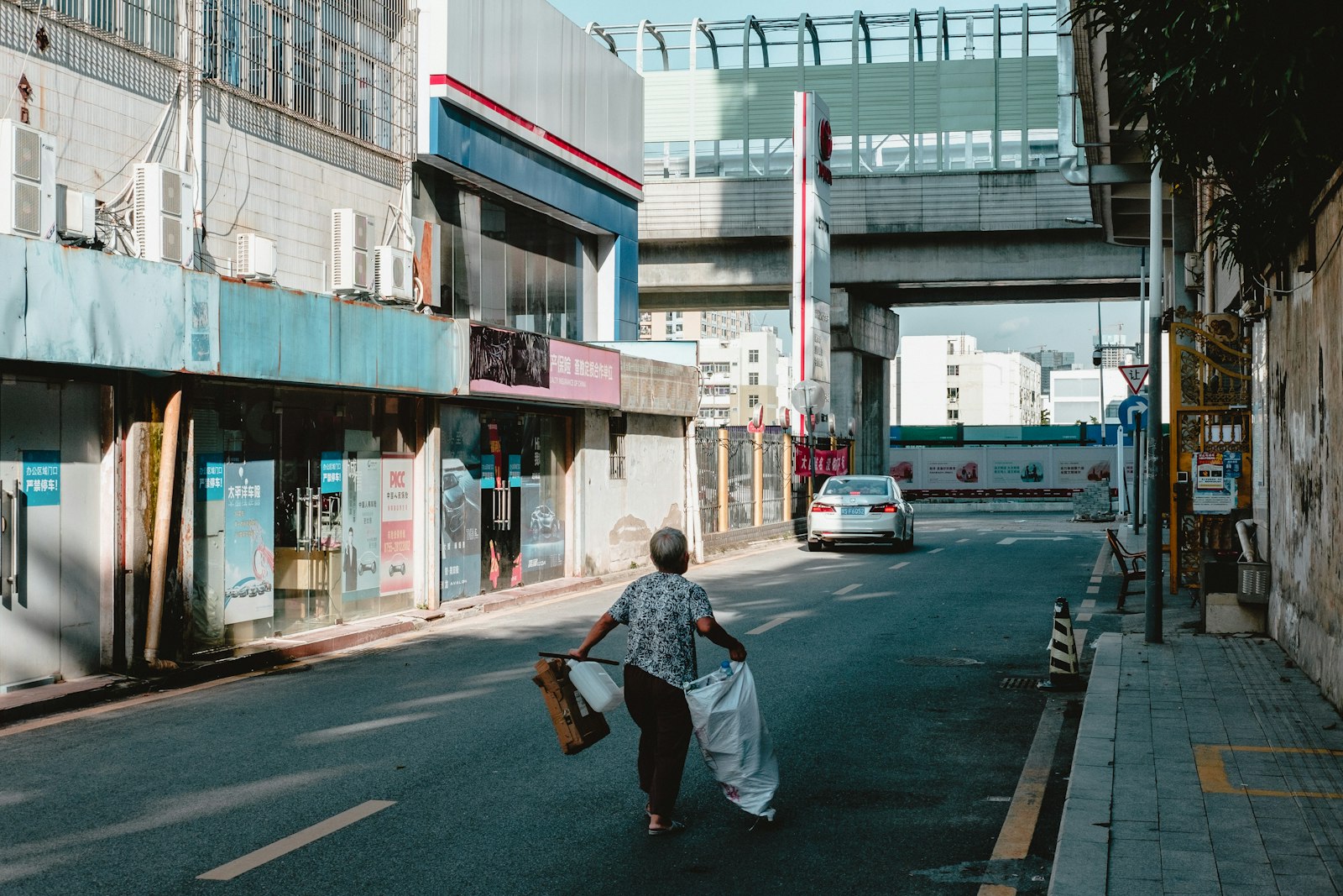 Fujifilm X-T1 + Fujifilm XF 35mm F2 R WR sample photo. Man in blue dress photography