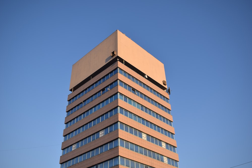 Braun-weißes Betongebäude unter blauem Himmel tagsüber