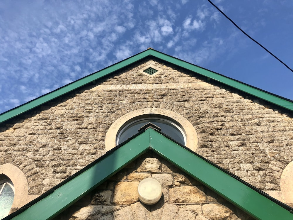 Bâtiment en brique brune sous ciel bleu