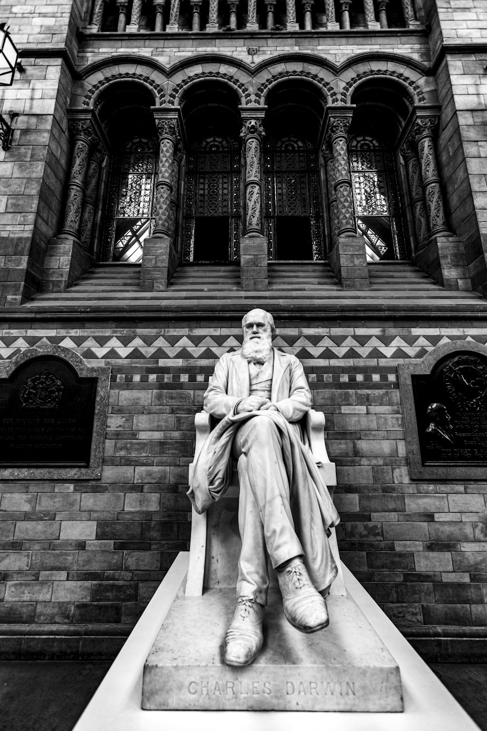 Statua in cemento bianco di un uomo