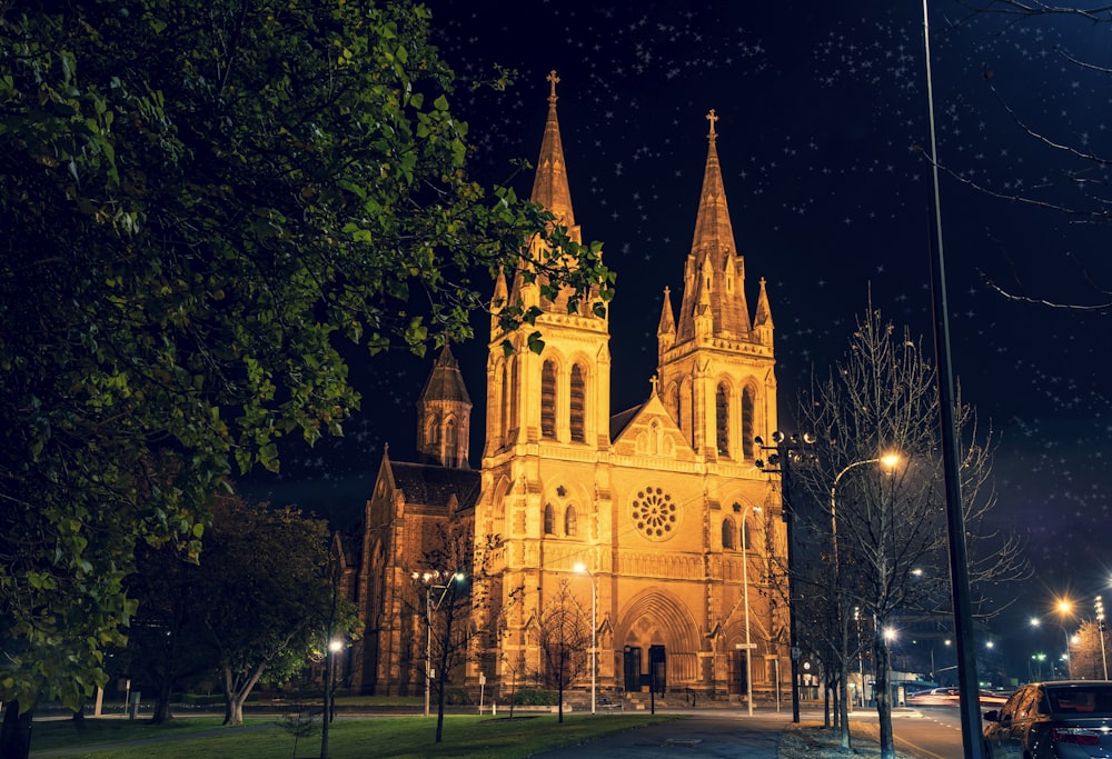 edifício de concreto marrom perto de árvores verdes durante o dia