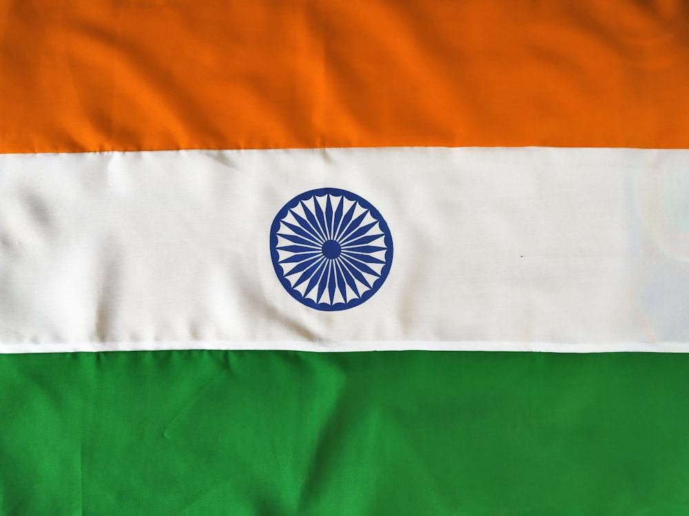 bandeira listrada laranja branca e verde