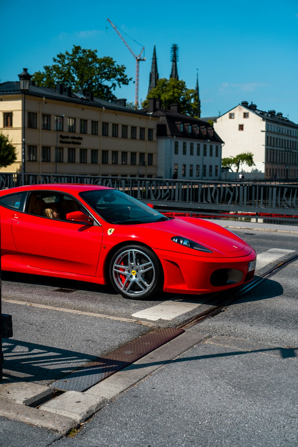 Roter Ferrari 458 Italia tagsüber auf dem Bürgersteig geparkt