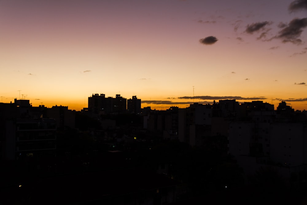 夕暮れ時の街の建物のシルエット