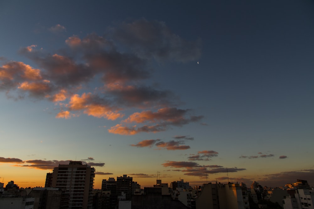 Stadtgebäude unter blauem Himmel bei Sonnenuntergang