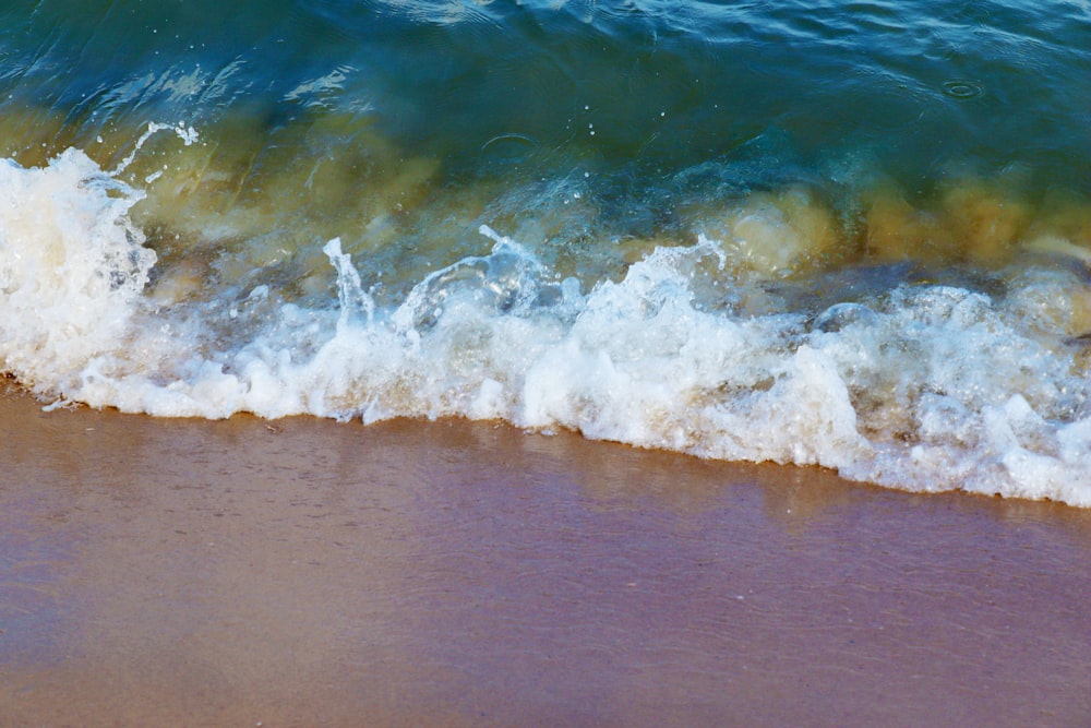 ondas do oceano batendo em terra durante o dia