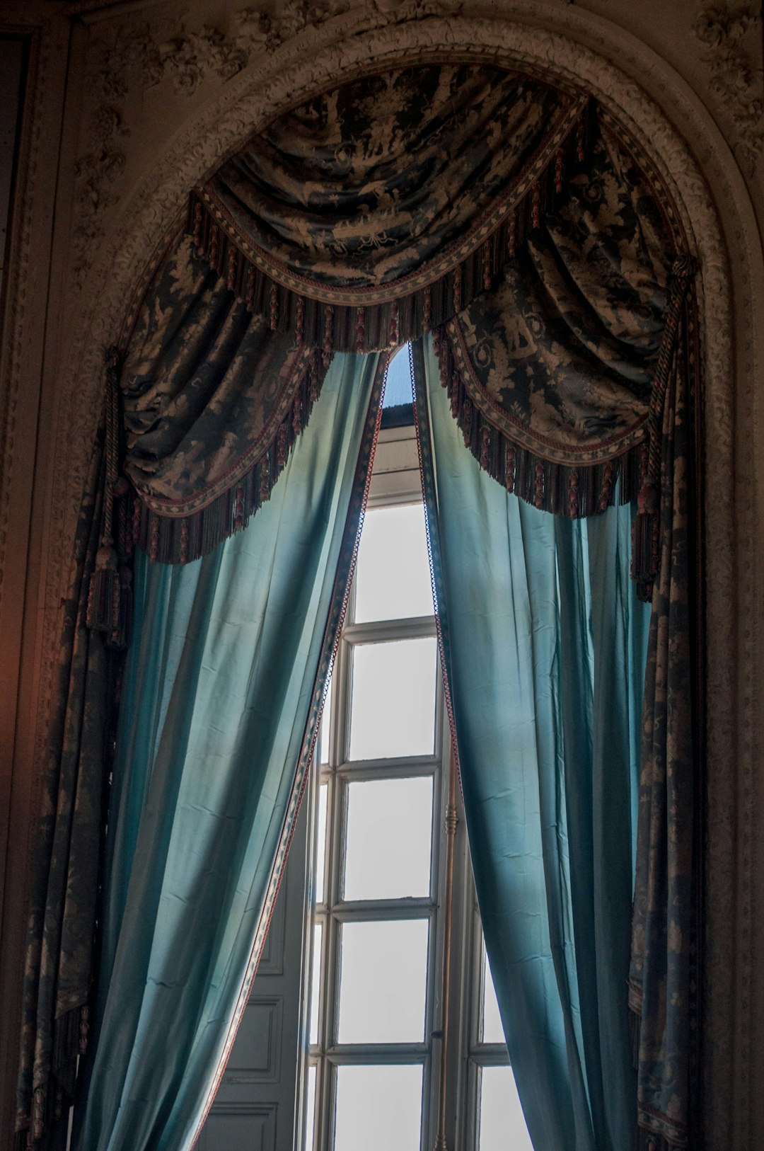 brown and black window curtain