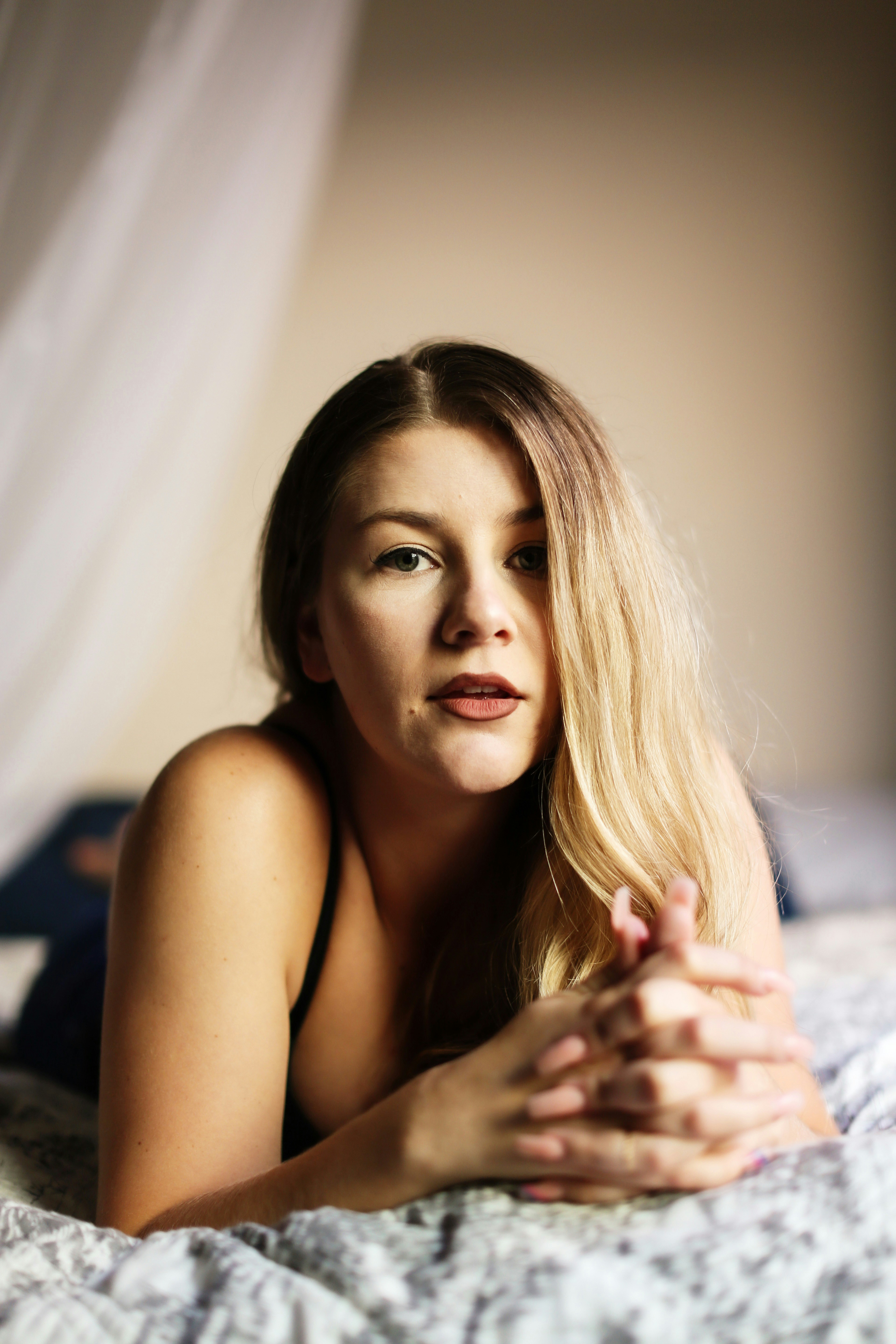 Human faces speak to us in a way that language cannot. Everyone recognize a smile, a frown, tears. Unsplash has the finest selection of people images on the web: high-def and curated for quality. Family, friends, men, women, Unsplash has photos for all.