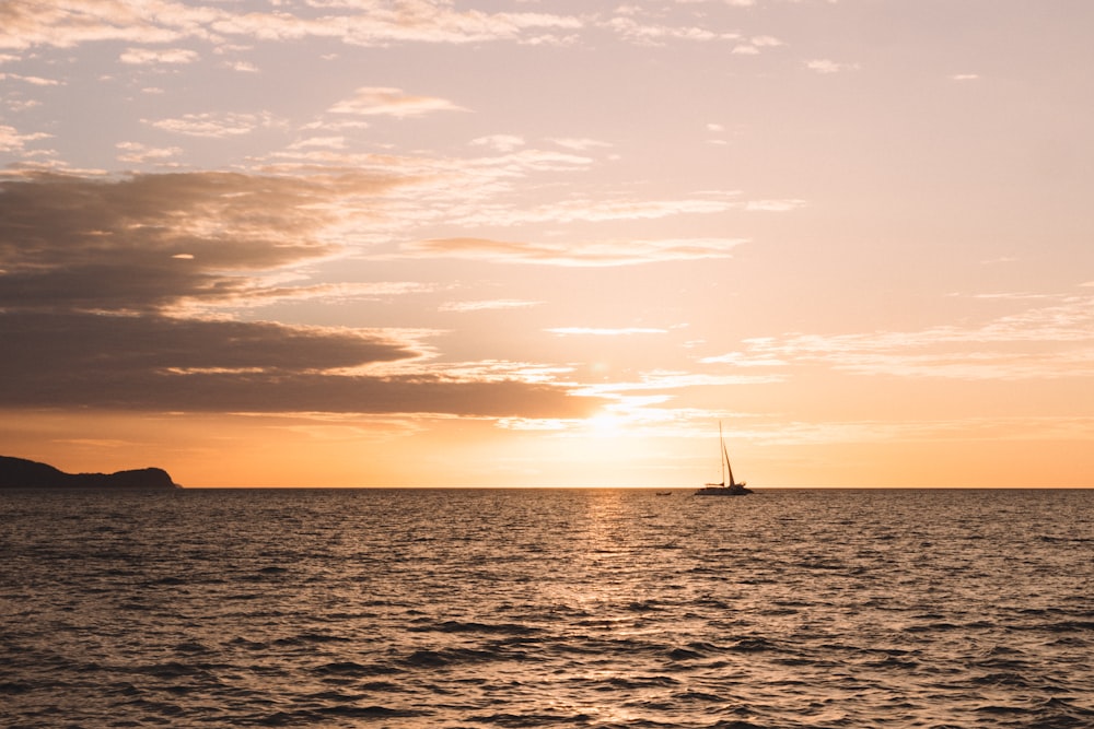 voilier sur la mer au coucher du soleil