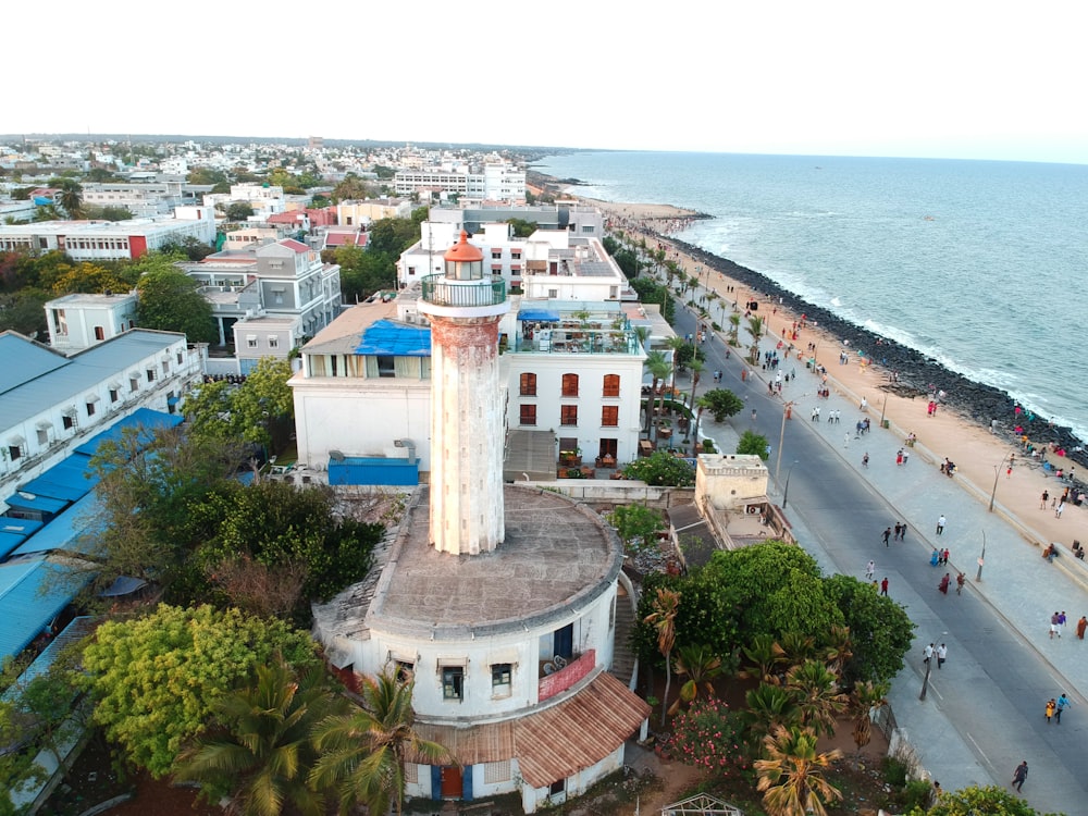 Vista aérea de los edificios de la ciudad cerca del cuerpo de agua durante el día