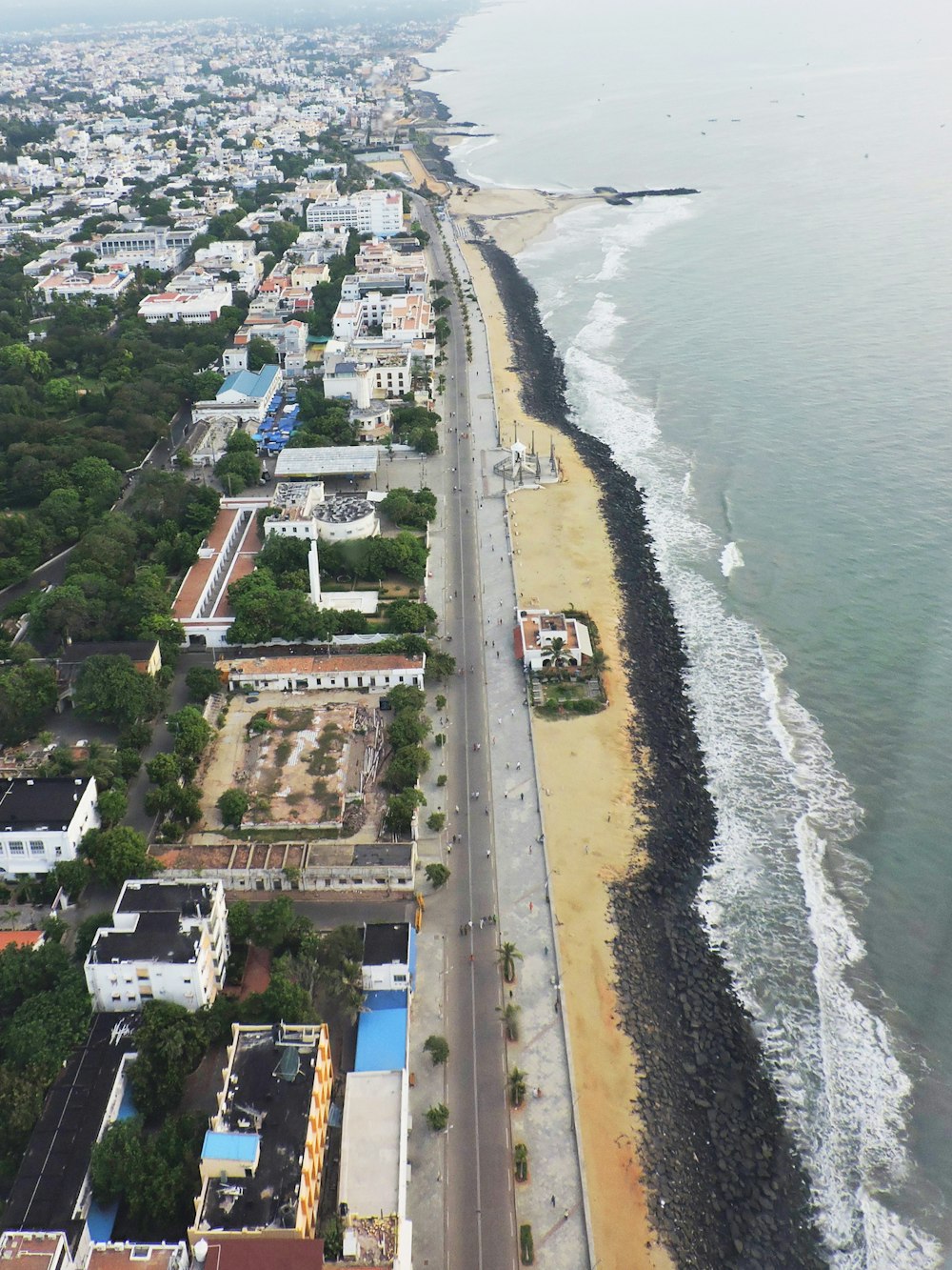 Luftaufnahme eines Strandes und einer Stadt