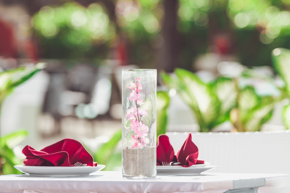 흰색 테이블에 흰색과 분홍색 꽃 상자