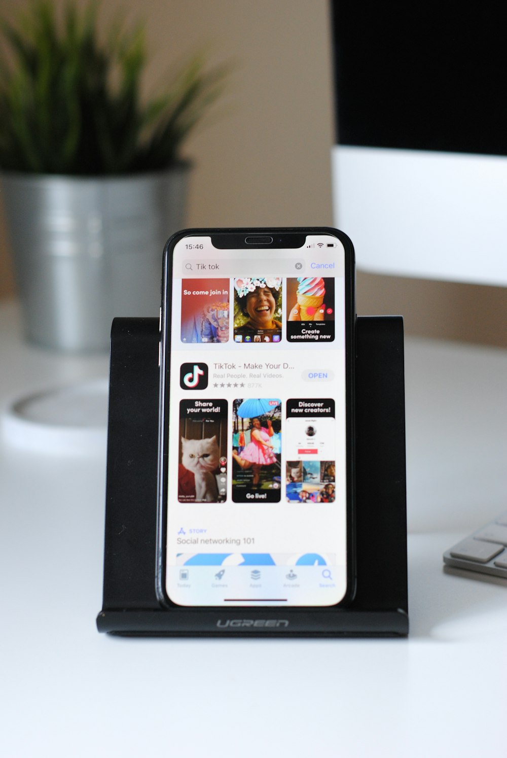 iPhone XS sur table blanche