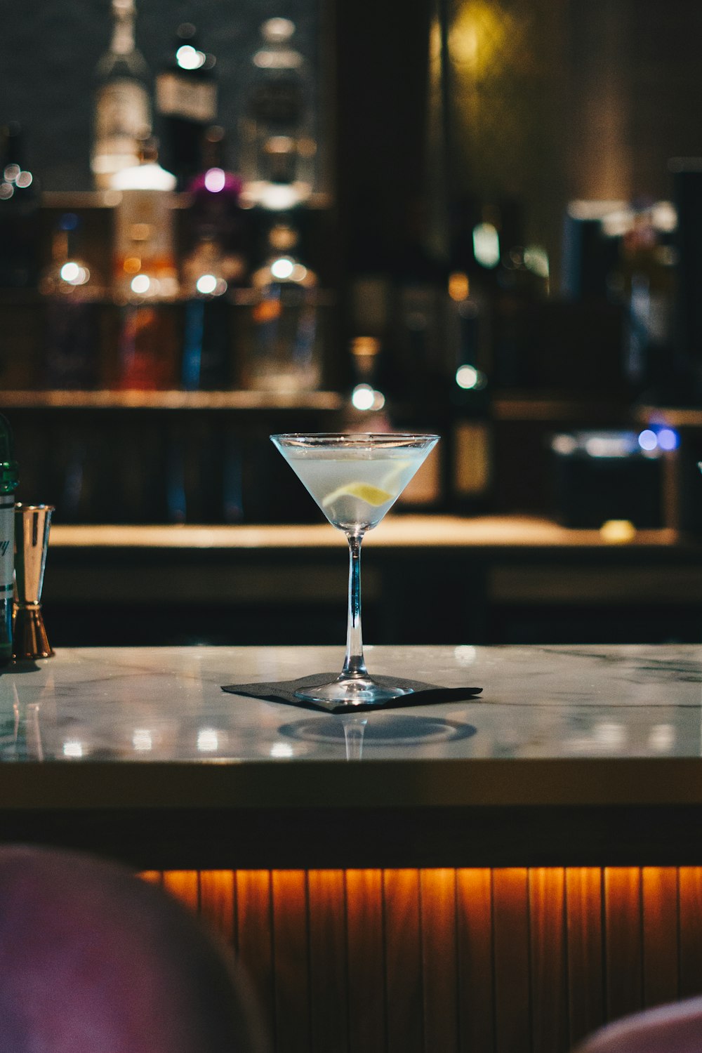 Vaso de martini transparente sobre mesa de madera marrón