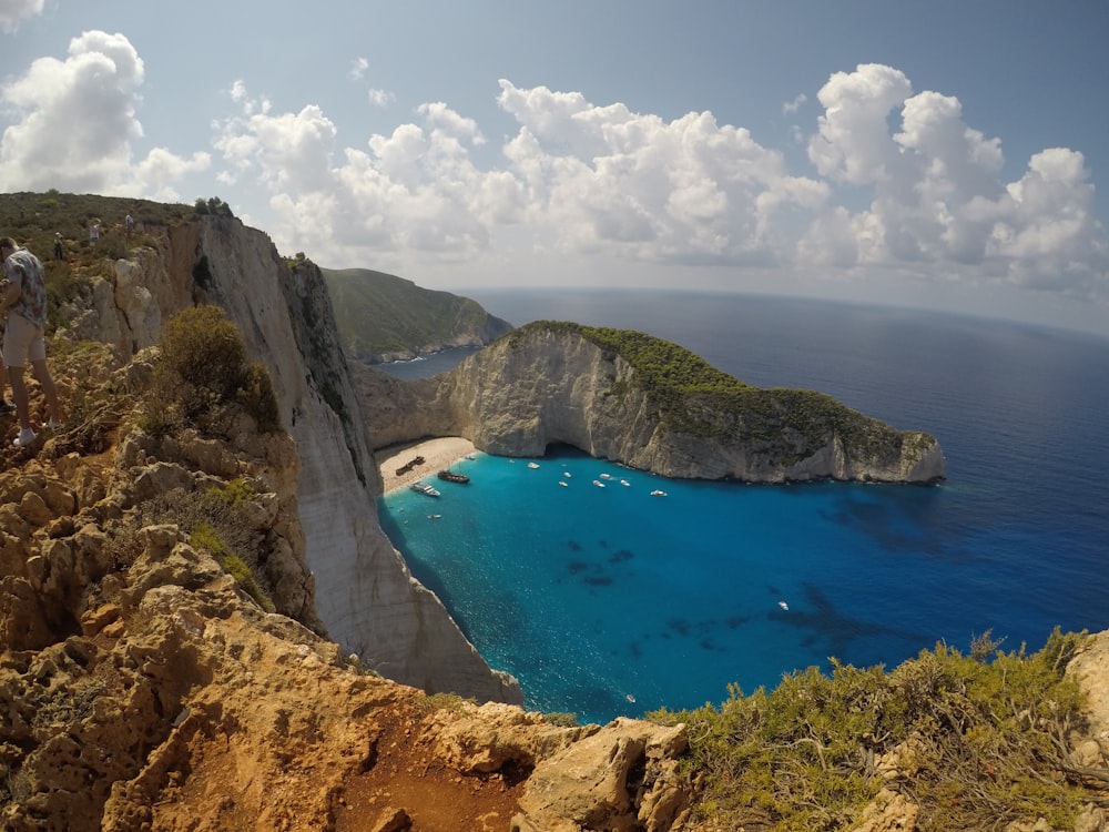 Vista aerea del mare blu sotto le nuvole bianche e il cielo blu durante il giorno