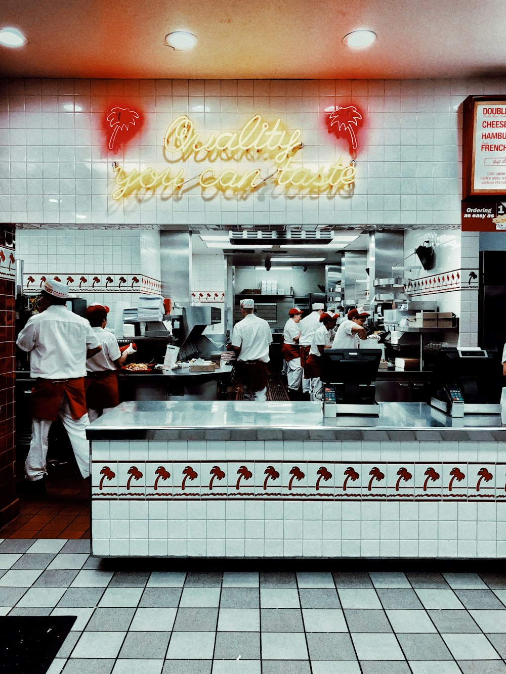 homme en chemise blanche debout devant le comptoir de la cuisine