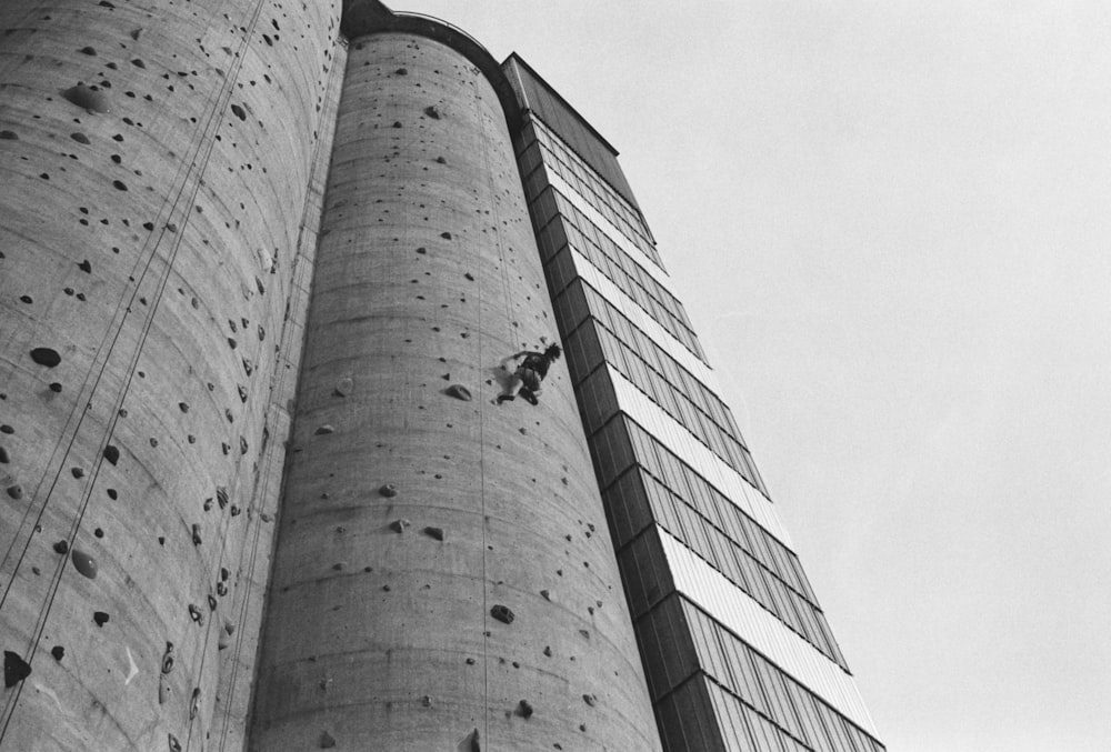 Photographie en contre-plongée d’immeubles de grande hauteur