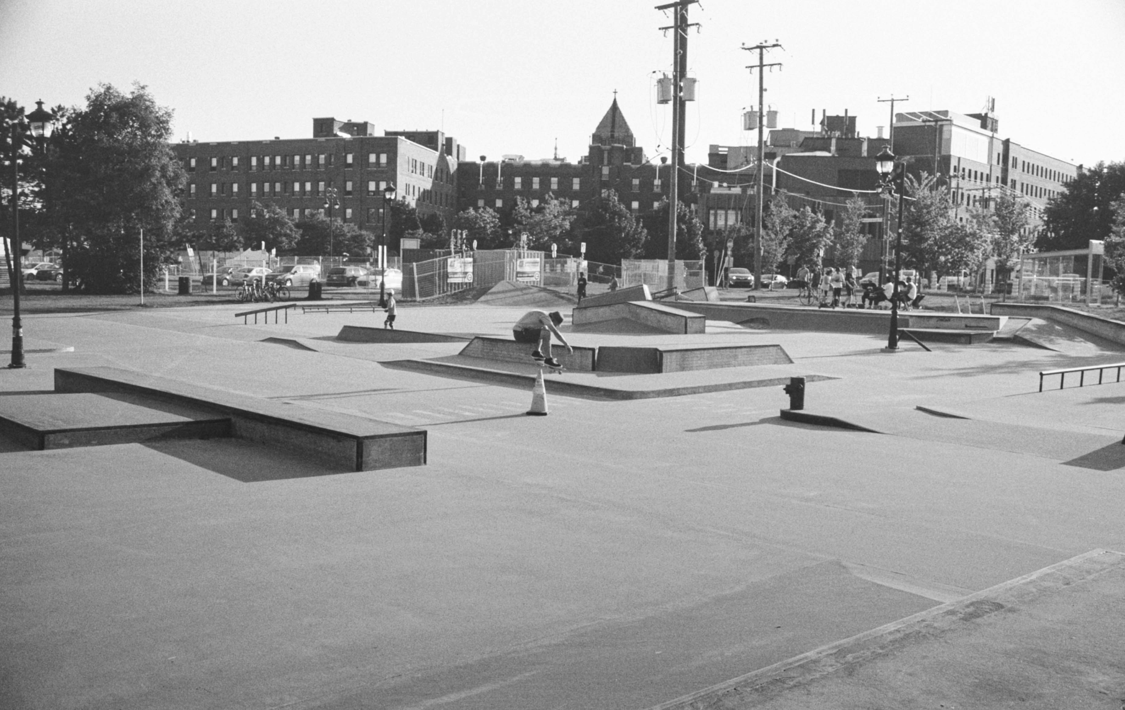 Graustufenfoto von Autos auf der Straße