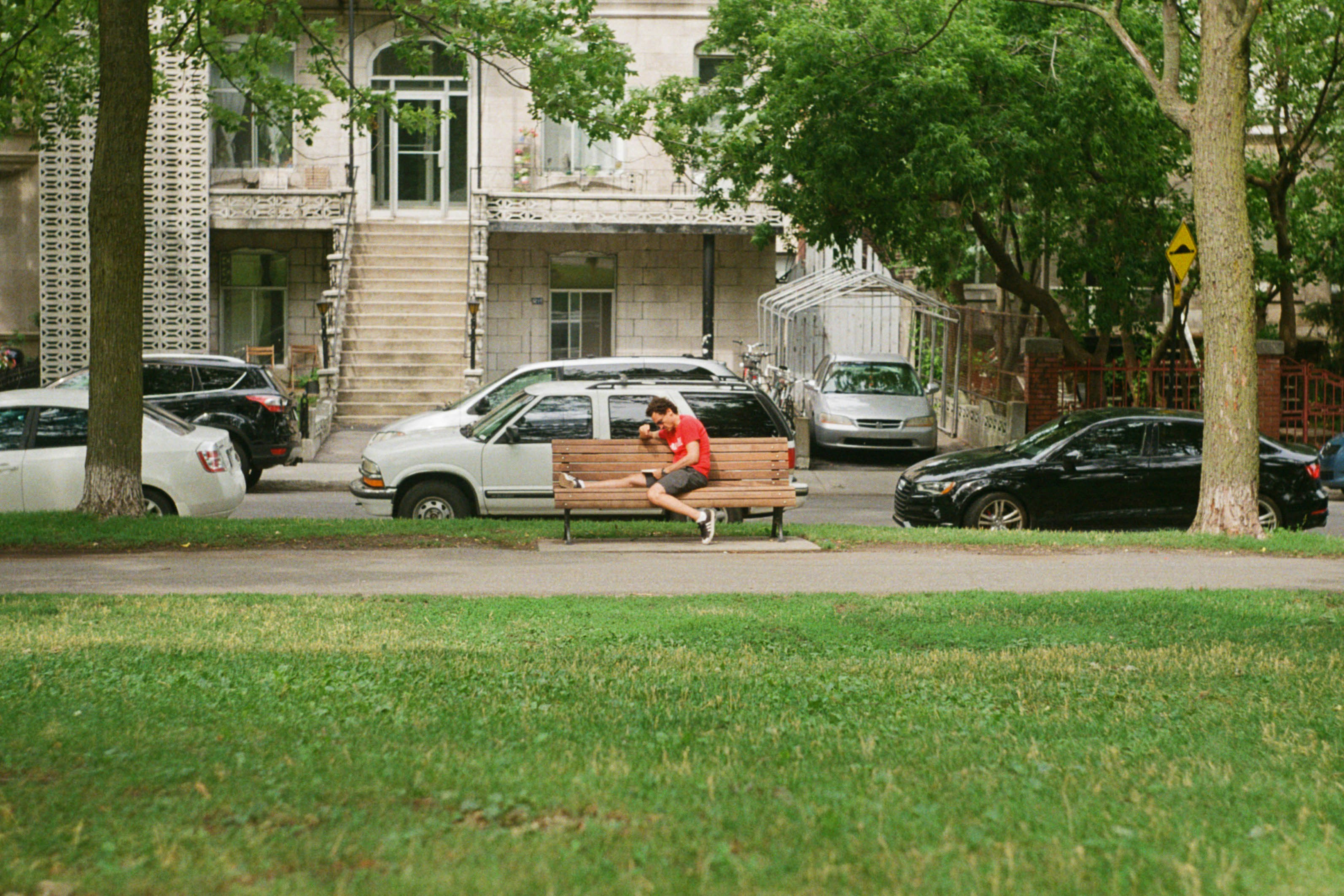 Autos, die am Straßenrand geparkt sind