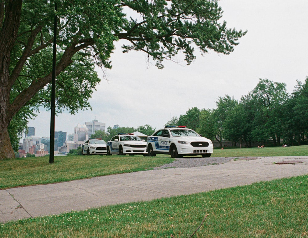 Weiße Limousine tagsüber auf dem Parkplatz geparkt